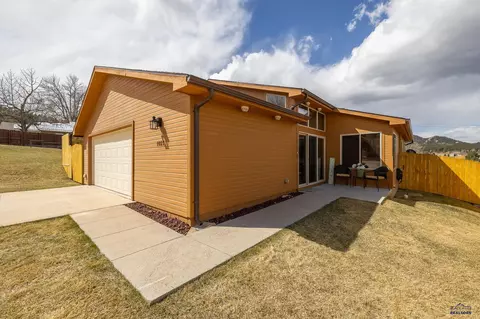 1027 Pine St, Custer, SD 57730 photo 2