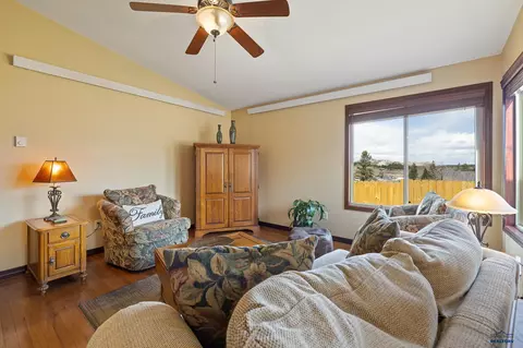 1027 Pine St, Custer, SD 57730 photo 4
