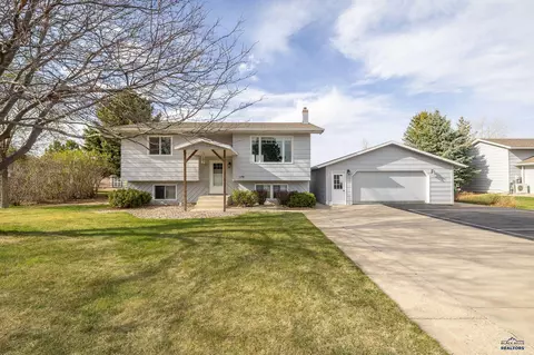 922 Virginia Ln, Rapid City, SD 57701