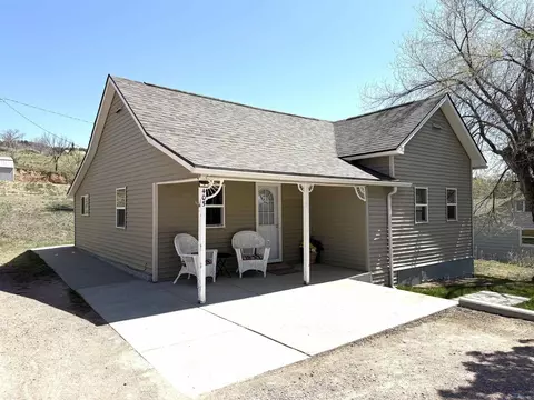 405 N 5th St, Hot Springs, SD 57747