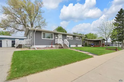 712 Stanley, Belle Fourche, SD 57717 photo 3