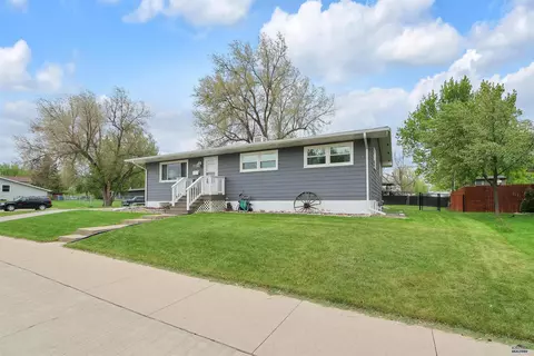 712 Stanley, Belle Fourche, SD 57717 photo 2