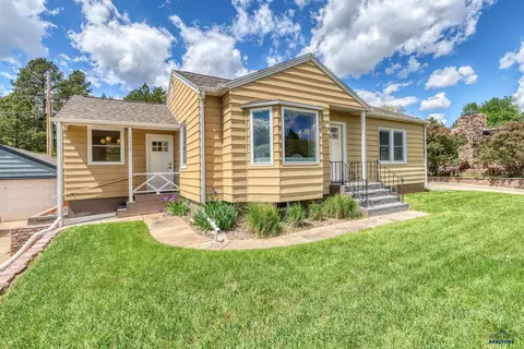 1929 Red Dale Dr, Rapid City, SD 57702