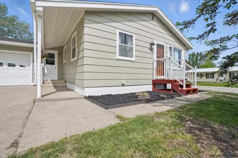 701 Hustead St, Wall, SD 57790 photo 2