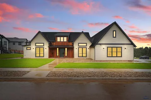 5630 Cloud Peak Dr, Rapid City, SD 57702