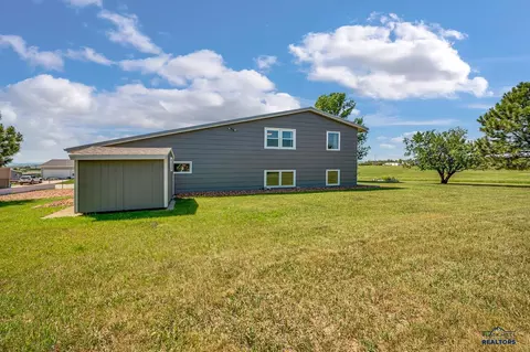 705 Zenith St, Belle Fourche, SD 57717 photo 4
