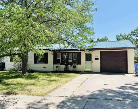 3318 Grandview Dr, Rapid City, SD 57701