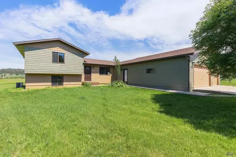 21044 Torrey Pines Ct, Sturgis, SD 57785