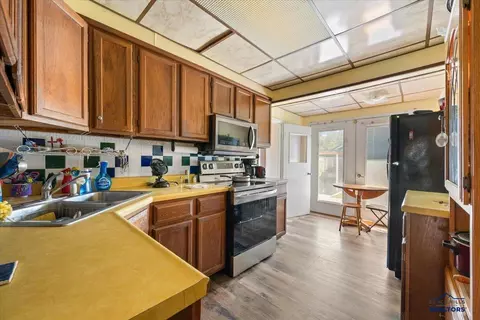 Kitchen - 822 Lawrence St, Belle Fourche, SD 57717 photo 2 of 2