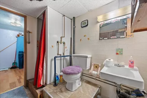 Bath - 822 Lawrence St, Belle Fourche, SD 57717 photo 1 of 2