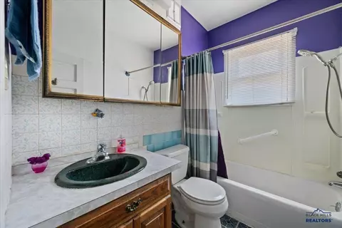 Bath - 822 Lawrence St, Belle Fourche, SD 57717 photo 2 of 2