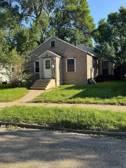 806 NE 7th Ave, Aberdeen, SD 57401
