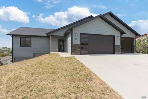 989 Haakon St, Rapid City, SD 57703