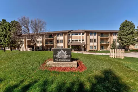 3954 Fairway Hills Dr, Rapid City, SD 57702