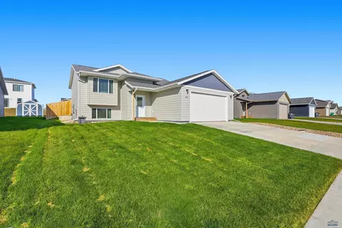 404 Yelner Dr, Box Elder, SD 57719 photo 2