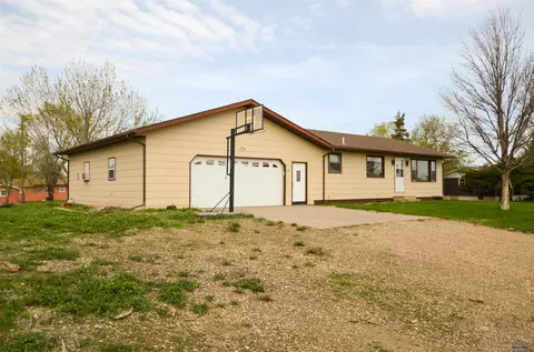 Exterior - 401 S Pine Ave, Presho, SD 57568 photo 3 of 5