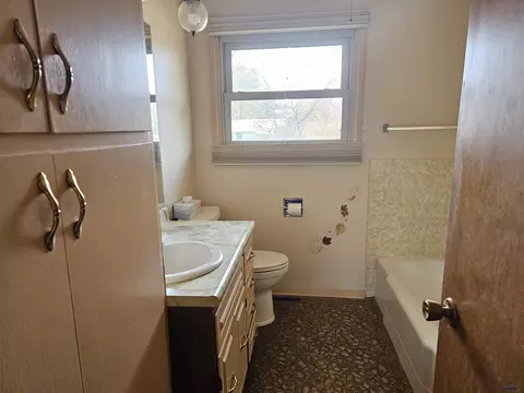 Bath - 109 N Washington Ave, Edgemont, SD 57735 photo 1 of 2