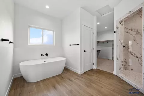 Bath - 1606 Oak Crest Ct, Spearfish, SD 57783 photo 2 of 6