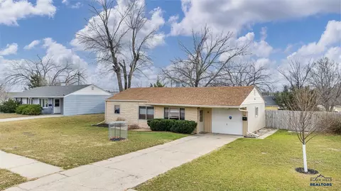 501 Robbins Dr, Rapid City, SD 57701