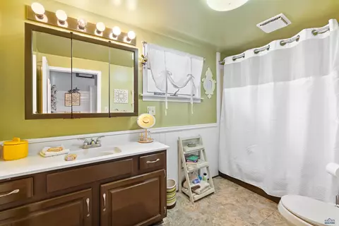 Bath - 202 E Rogers St, Bison, SD 57620 photo 2 of 3