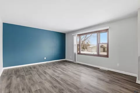 201 Hummingbird Cir, Box Elder, SD 57719 photo 2