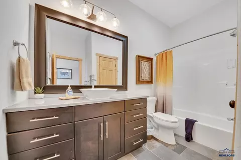 Bath - 21172 Stewart Slope Cir, Lead, SD 57754 photo 2 of 2