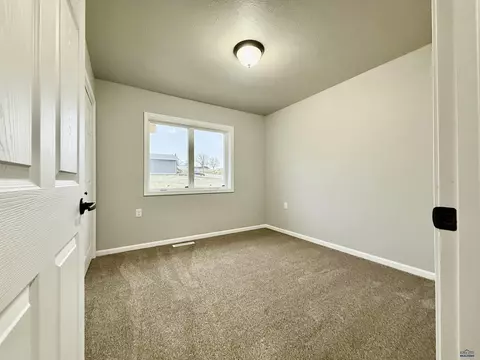 822 Heritage Dr, Belle Fourche, SD 57717 photo 9