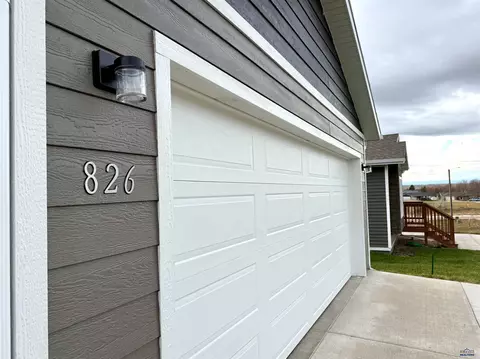 826 Heritage Dr, Belle Fourche, SD 57717 photo 2