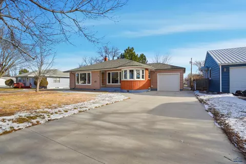 706 Glenn St, Wall, SD 57790 photo 2