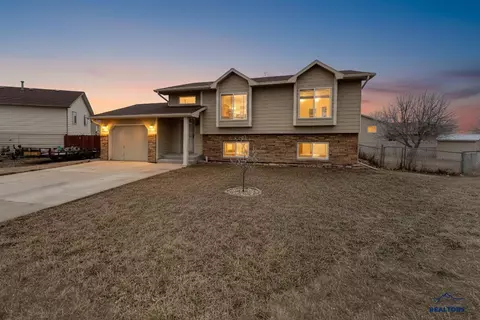 4816 Johnston Dr, Rapid City, SD 57703