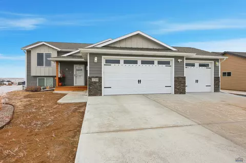 3709 Blackpowder Rd, Rapid City, SD 57703