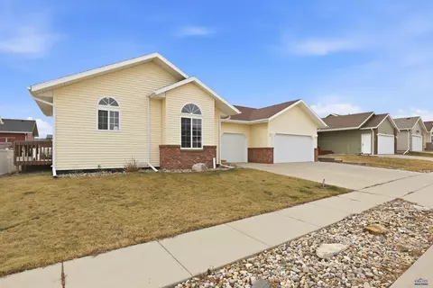 645 Earleen St, Rapid City, SD 57701