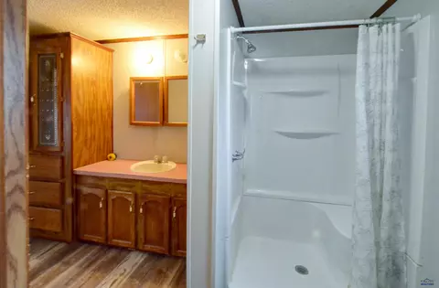 Bath - 405 S S Pne, Presho, SD 57568 photo 2 of 3
