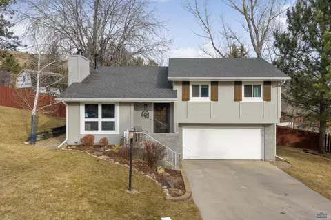 4810 Copperhill Dr, Rapid City, SD 57702