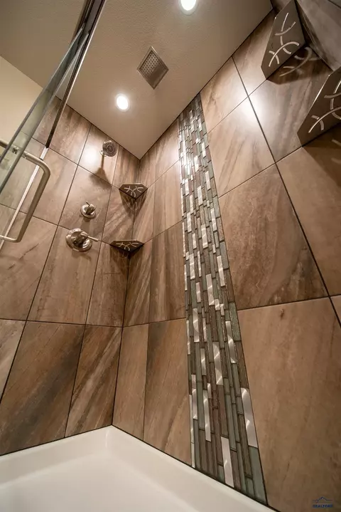 Bath - 417 Constitution Blvd, Box Elder, SD 57719 photo 6 of 6