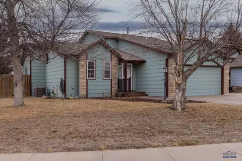 1802 Copperdale Dr, Rapid City, SD 57703