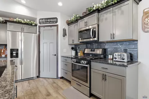 Kitchen - 565 Antietam Dr, Box Elder, SD 57719 photo 2 of 4