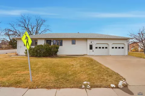 611 Glenn St, Wall, SD 57790