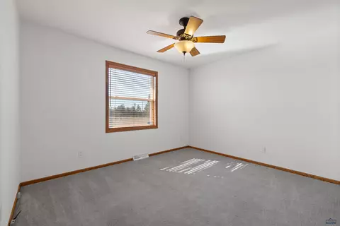 Bedroom - 11981 Mountain Lion Ln, Hot Springs, SD 57747 photo 3 of 3