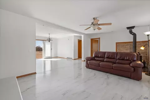 Living - 11981 Mountain Lion Ln, Hot Springs, SD 57747 photo 1 of 2