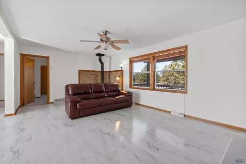 Living - 11981 Mountain Lion Ln, Hot Springs, SD 57747 photo 2 of 2