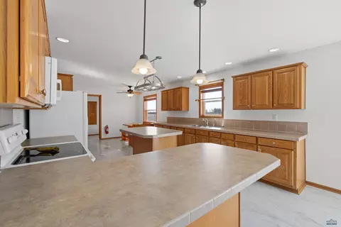 Kitchen - 11981 Mountain Lion Ln, Hot Springs, SD 57747 photo 2 of 2