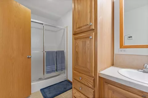 Bath - 11981 Mountain Lion Ln, Hot Springs, SD 57747 photo 2 of 4