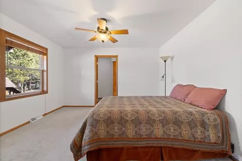 Bedroom - 11981 Mountain Lion Ln, Hot Springs, SD 57747 photo 2 of 3