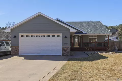 1929 Hillsview Dr, Rapid City, SD 57702