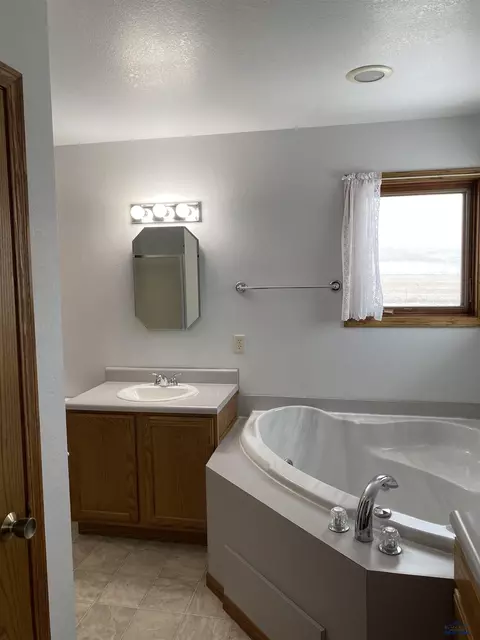 Bath - 20324 Avalanche Rd, Sturgis, SD 57785 photo 2 of 4