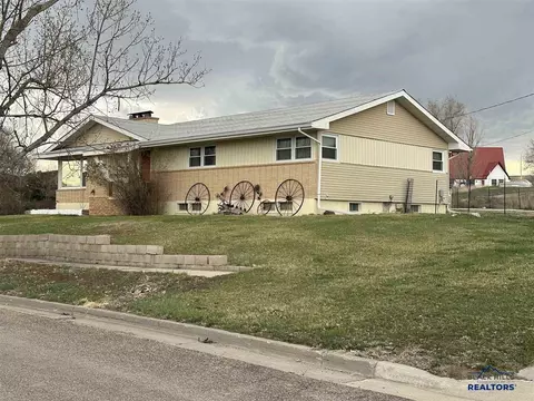 Exterior - 1001 E St, Edgemont, SD 57735 photo 2 of 4