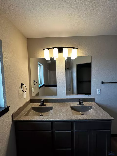 Bath - 620 Bull Run Dr, Box Elder, SD 57719 photo 2 of 4