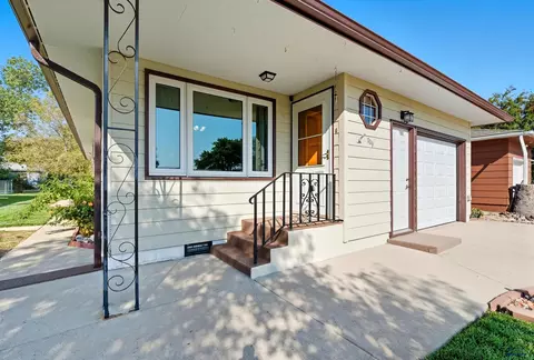 Exterior - 709 Hustead St, Wall, SD 57790 photo 5 of 11