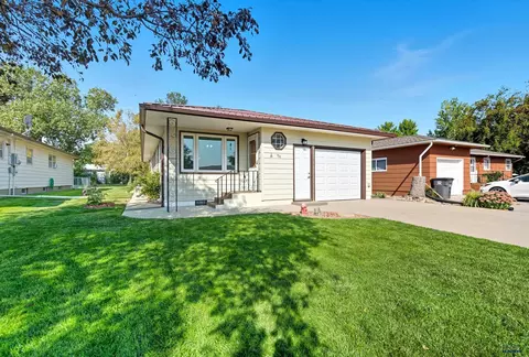 709 Hustead St, Wall, SD 57790